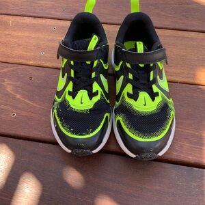 Nike Kids Black and Neon Green Sneakers
